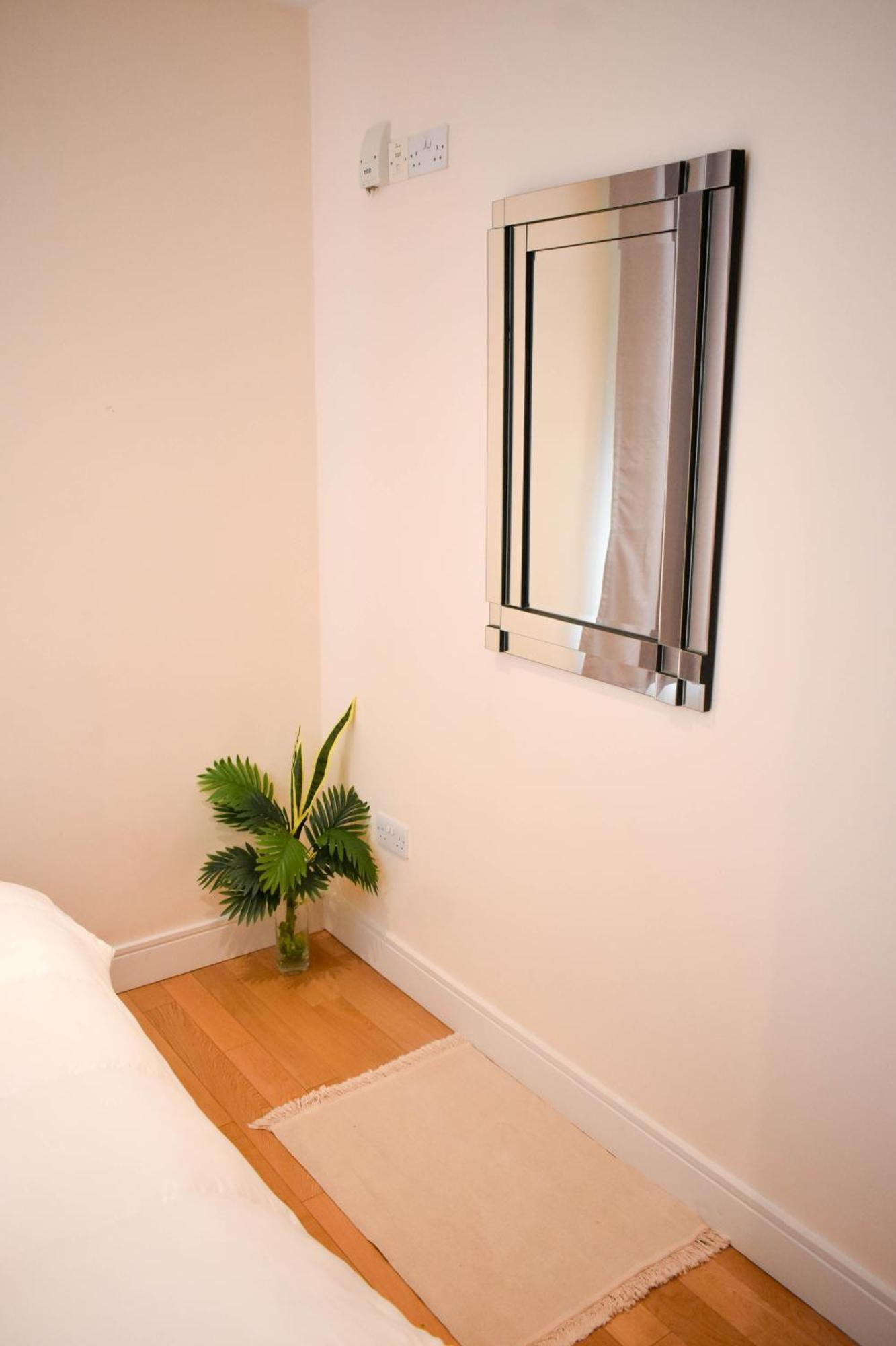 Apartment Black Or White En